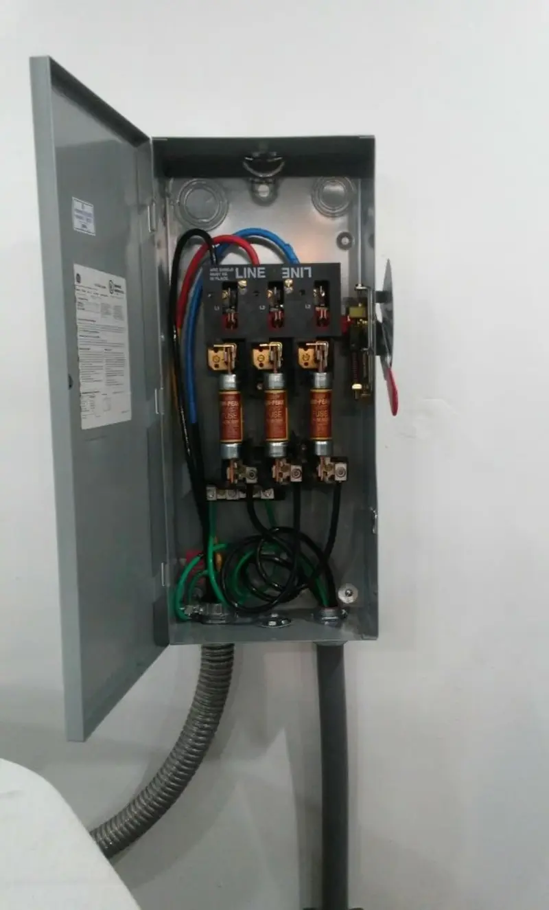 Three-phase disconnect switch installed for Smoke Detector Installation in Chickasaw